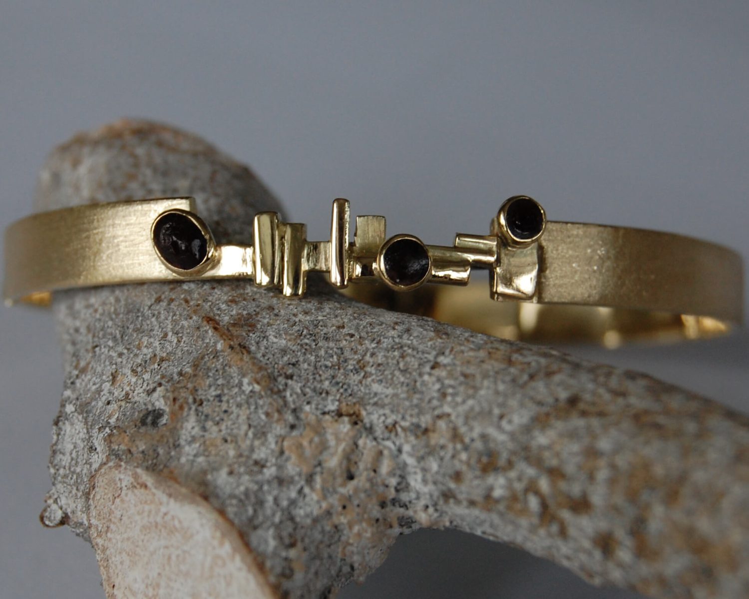 armband goud granaatjes